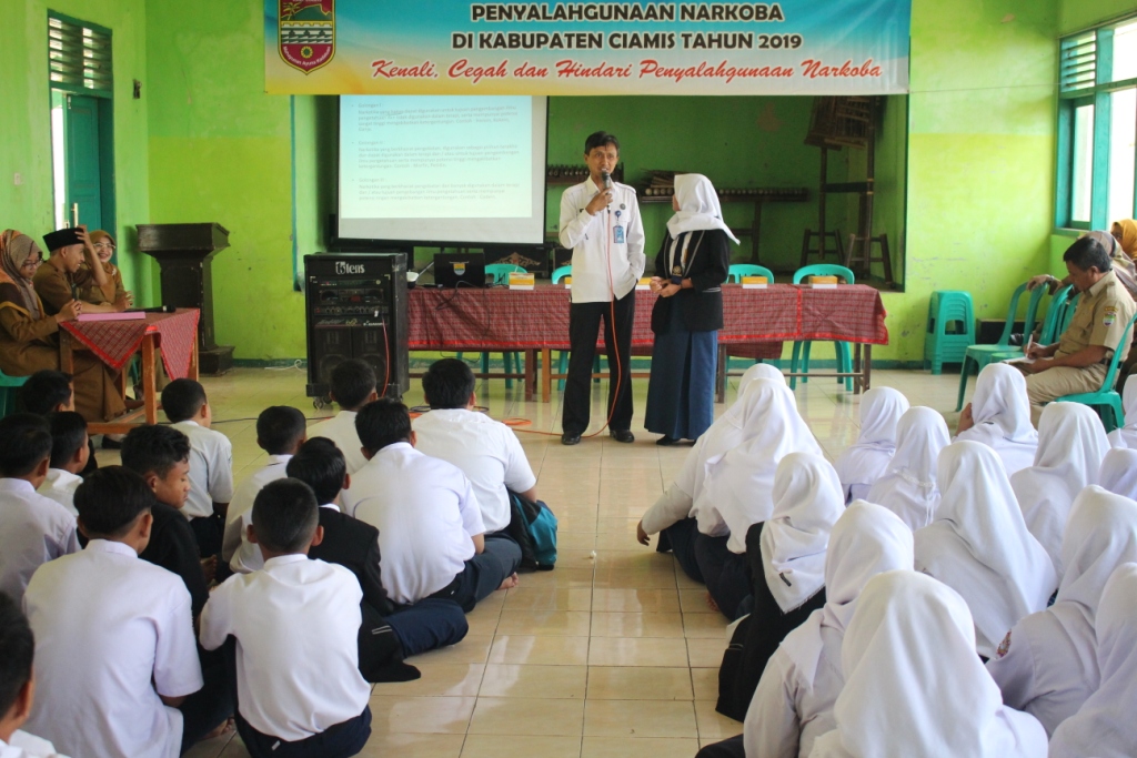Pencegahan Dini Penyalahgunaan Narkoba Kepada Pelajar SMP Negeri 1 Sukamantri Pencegahan Dini Penyalahgunaan Narkoba Kepada Pelajar SMP Negeri 1 Sukamantri
