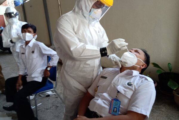 Cegah Penyebaran Covid-19, Pegawai BNNK Ciamis Menjalani Test Swab