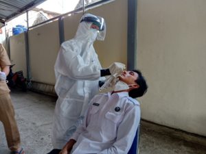 Cegah Penyebaran Covid-19, Pegawai BNNK Ciamis Menjalani Test Swab