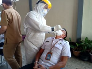 Cegah Penyebaran Covid-19, Pegawai BNNK Ciamis Menjalani Test Swab