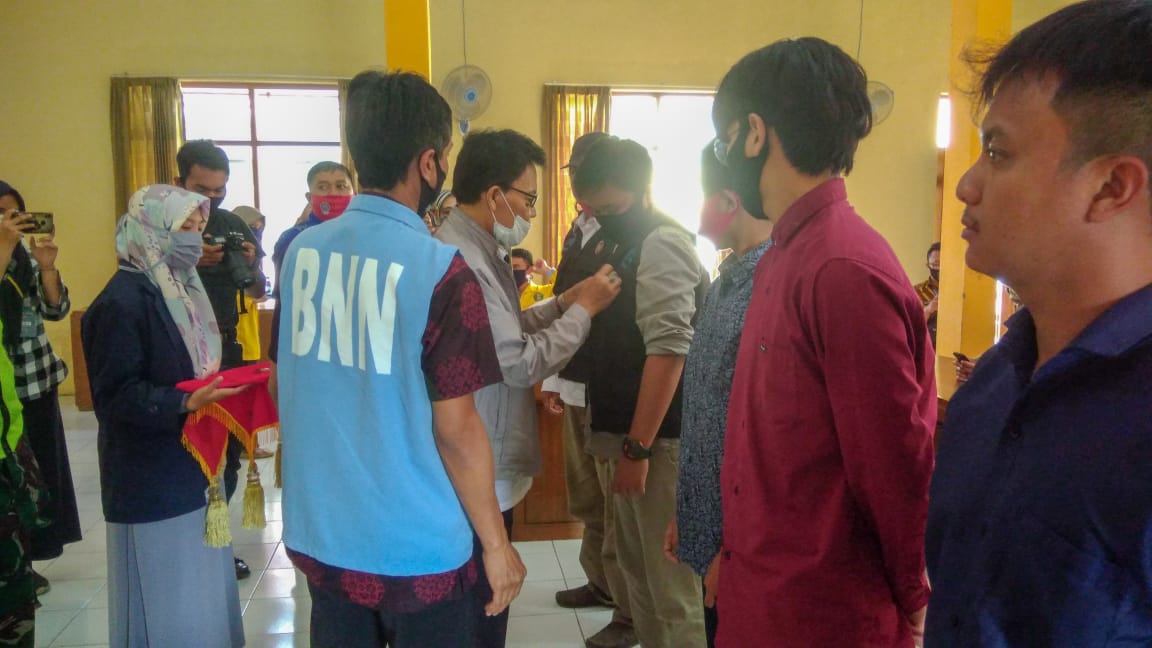 Persempit Ruang Gerak Peredaran Narkoba, Kades Golat Lantik Satgas Desa Bersinar Persempit Ruang Gerak Peredaran Narkoba, Kades Golat Lantik Satgas Desa Bersinar
