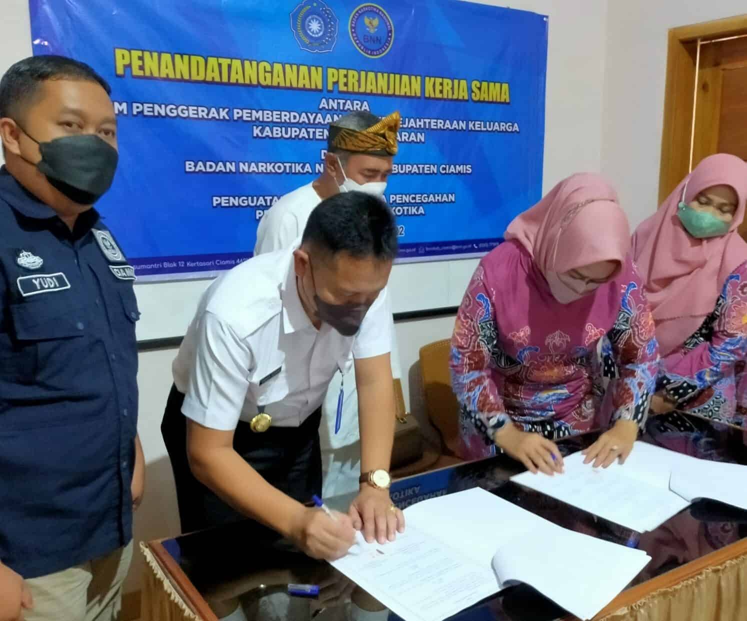BNNK Ciamis Laksanakan Penandatanganan Perjanjian Kerjasama (PKS) dengan TP PKK Kabupaten Pangandaran Dalam Upaya P4GN BNNK Ciamis Laksanakan Penandatanganan Perjanjian Kerjasama (PKS) dengan TP PKK Kabupaten Pangandaran Dalam Upaya P4GN