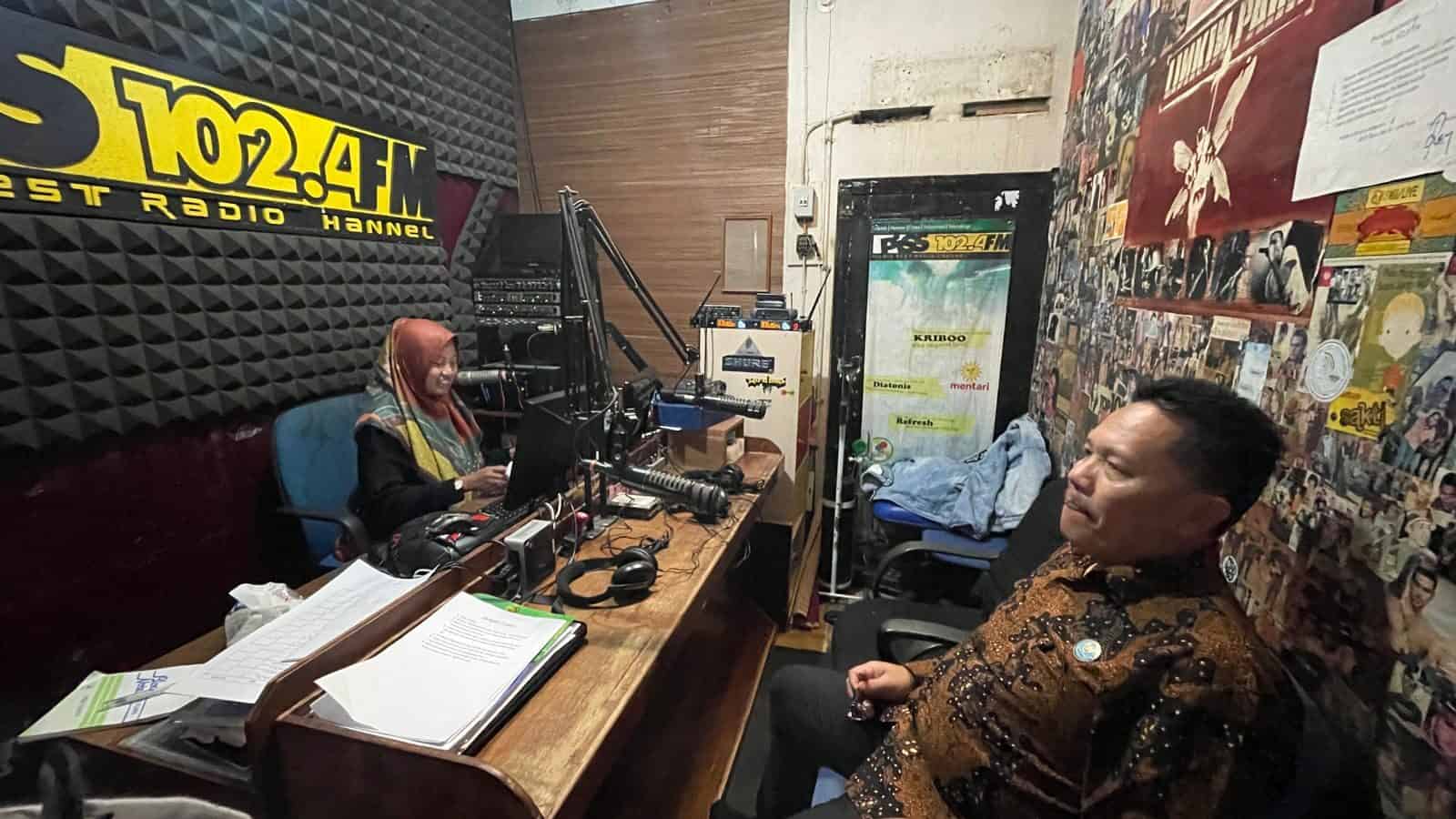Komunikasi dan Edukasi P4GN melalui Talkshow Radio Piss FM bersama Kepala BNNK Ciamis Komunikasi dan Edukasi P4GN melalui Talkshow Radio Piss FM bersama Kepala BNNK Ciamis
